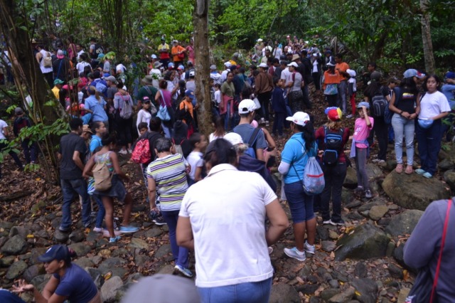Devotos se congregaron en el Cerro El Copey para participar en el tradicional Viacrucis que da inicio a la Semana Santa.