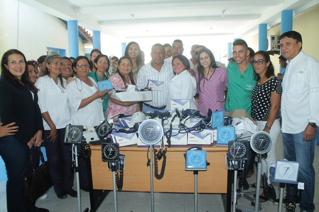 El gobernador Alfredo Díaz y la primera dama Leynys Malavé de Díaz, entregan el rehabilitado ambulatorio de Guayacancito