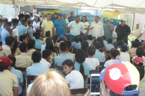 El gobernador Alfredo Díaz y la primera dama Leynys Malavé de Díaz, lideraron la jornada de asistencia especial para los estudiantes de Coche