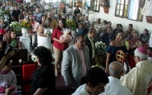 Junto a la primera dama Leynys Malavé de Díaz, el primer mandatario regional hizo entrega de una ofrenda a Monseñor Castro Aguayo.