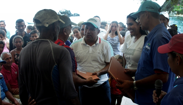 El Gobernador del estado entregó 35 expedientes a pescadores en Guayacán