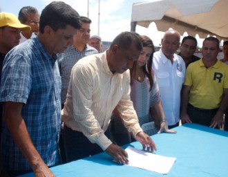 Firma del decreto emitido ante el colapso de los servicios públicos en la isla de Coche.