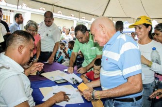 4- El gobernador Alfredo Díaz, como ya es habitual, escuchó y dio respuesta oportuna a planteamientos ciudadanos en audiencias.