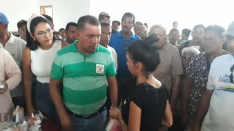 Alfredo Díaz, gobernador de Nueva Esparta hace entrega de medicamentos en Los Cocos