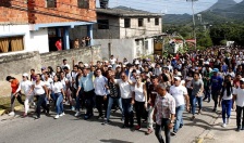 Gran caminata de los jóvenes acompañados por el gobernador Alfredo Díaz.